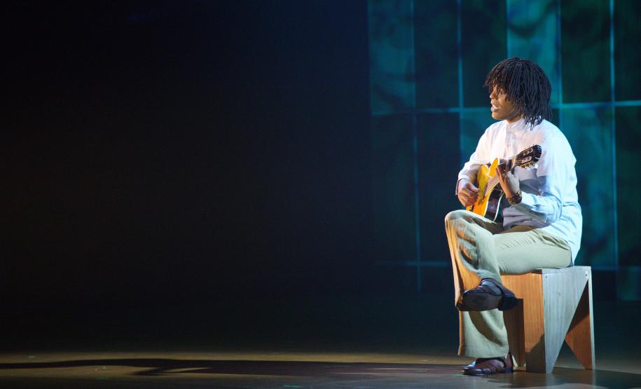 Guairão recebe aclamado espetáculo em homenagem a um dos maiores nomes da música brasileira: "Djavan, o Musical"