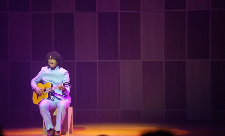 Guairão recebe aclamado espetáculo em homenagem a um dos maiores nomes da música brasileira: "Djavan, o Musical"