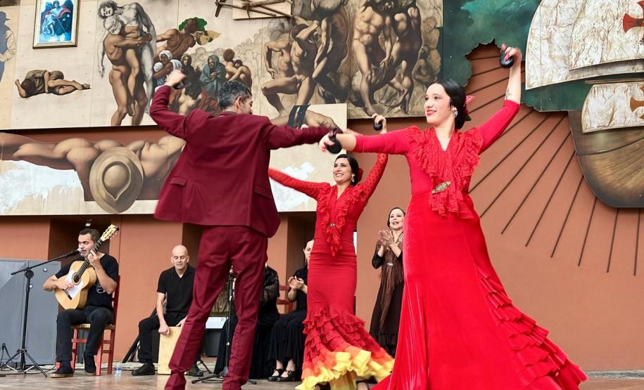 Arte Flamenca no palco do Guairinha: Aire Flamenco em "El Árbol"
