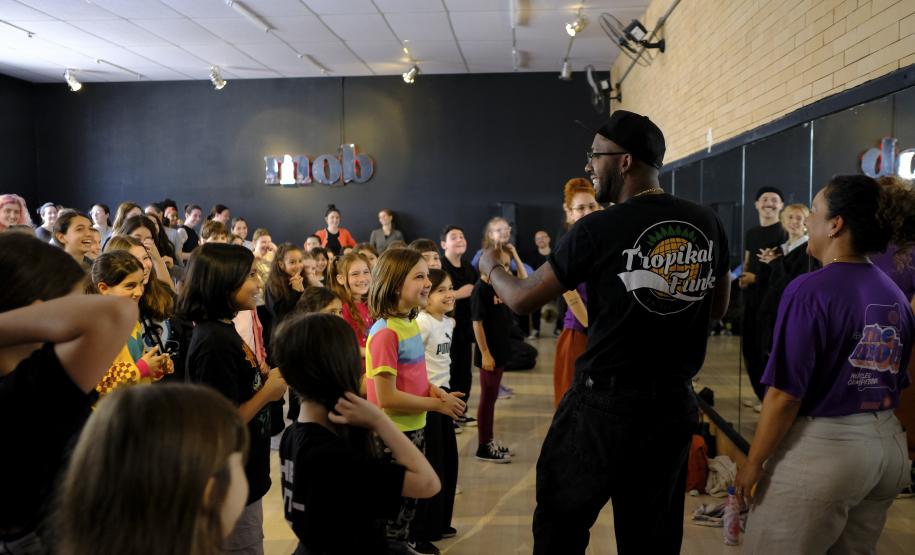 Mob Centro Artístico apresenta “A Fábrica dos Sonhos” no Guairão