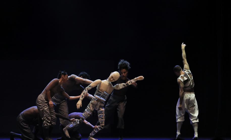 Balé Teatro Guaíra emociona plateia lotada na abertura do Festival de Dança de Londrina