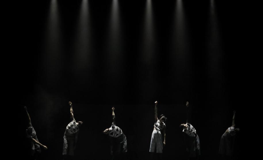 Balé Teatro Guaíra emociona plateia lotada na abertura do Festival de Dança de Londrina