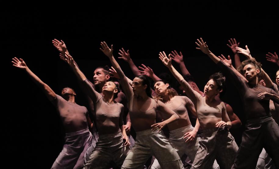 Balé Teatro Guaíra emociona plateia lotada na abertura do Festival de Dança de Londrina
