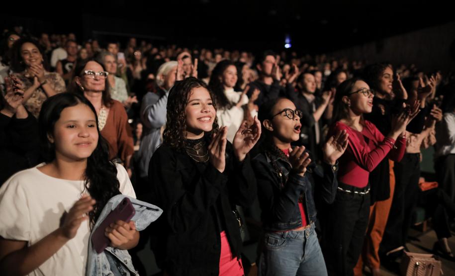 Balé Teatro Guaíra emociona plateia lotada na abertura do Festival de Dança de Londrina