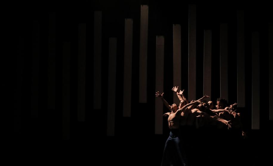 Balé Teatro Guaíra emociona plateia lotada na abertura do Festival de Dança de Londrina