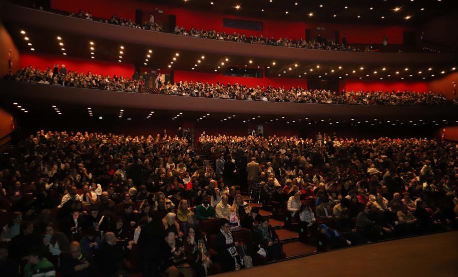 Concerto com Ópera de Paris e Orquestra Sinfônica do Paraná emocionou o público que lotou o auditório Bento Munhoz da Rocha Neto na noite desta quarta-feira (08).