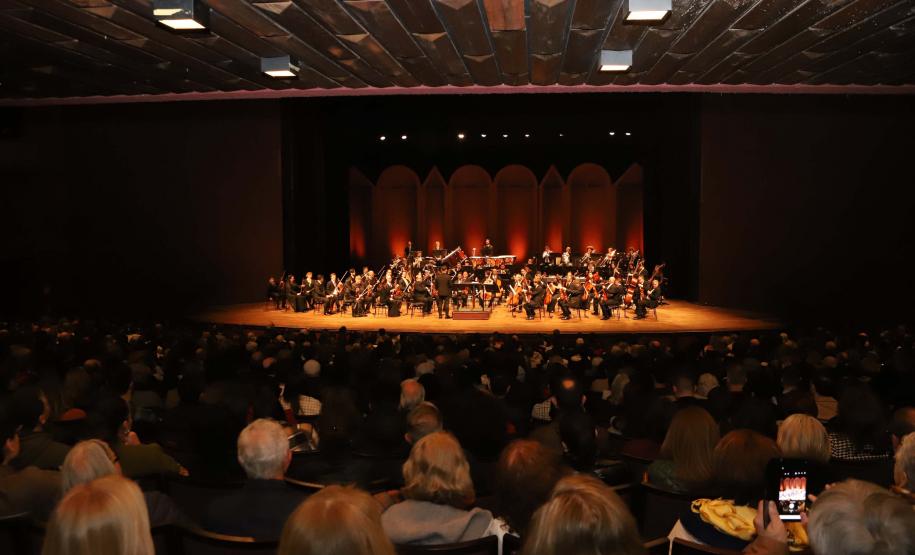 Concerto com Ópera de Paris e Orquestra Sinfônica do Paraná emocionou o público que lotou o auditório Bento Munhoz da Rocha Neto na noite desta quarta-feira (08).