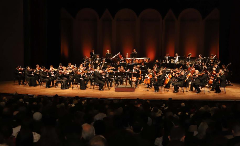Concerto com Ópera de Paris e Orquestra Sinfônica do Paraná emocionou o público que lotou o auditório Bento Munhoz da Rocha Neto na noite desta quarta-feira (08).