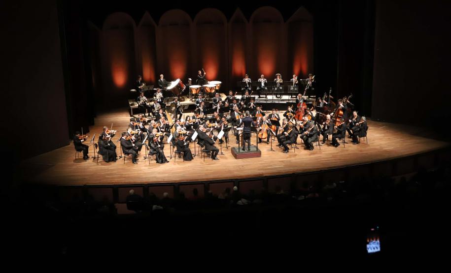 Concerto com Ópera de Paris e Orquestra Sinfônica do Paraná emocionou o público que lotou o auditório Bento Munhoz da Rocha Neto na noite desta quarta-feira (08).
