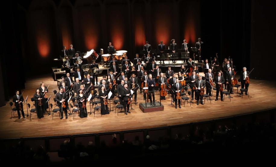 Concerto com Ópera de Paris e Orquestra Sinfônica do Paraná emocionou o público que lotou o auditório Bento Munhoz da Rocha Neto na noite desta quarta-feira (08).
