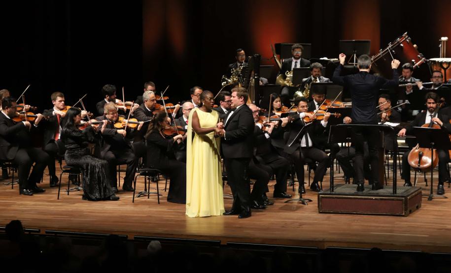 Concerto com Ópera de Paris e Orquestra Sinfônica do Paraná emocionou o público que lotou o auditório Bento Munhoz da Rocha Neto na noite desta quarta-feira (08).