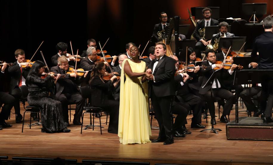 Concerto com Ópera de Paris e Orquestra Sinfônica do Paraná emocionou o público que lotou o auditório Bento Munhoz da Rocha Neto na noite desta quarta-feira (08).