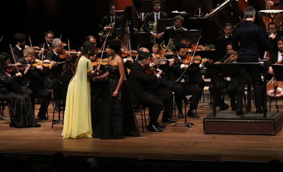 Concerto com Ópera de Paris e Orquestra Sinfônica do Paraná emocionou o público que lotou o auditório Bento Munhoz da Rocha Neto na noite desta quarta-feira (08).