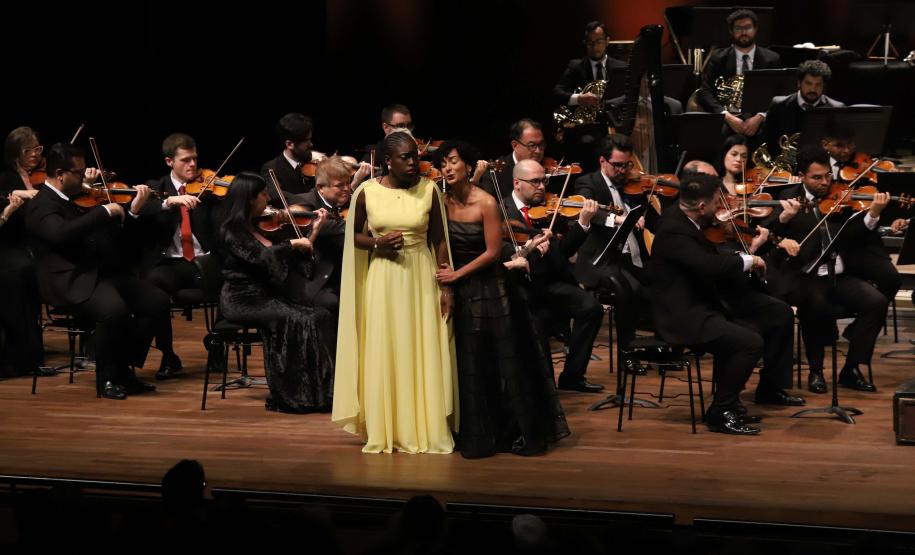 Concerto com Ópera de Paris e Orquestra Sinfônica do Paraná emocionou o público que lotou o auditório Bento Munhoz da Rocha Neto na noite desta quarta-feira (08).