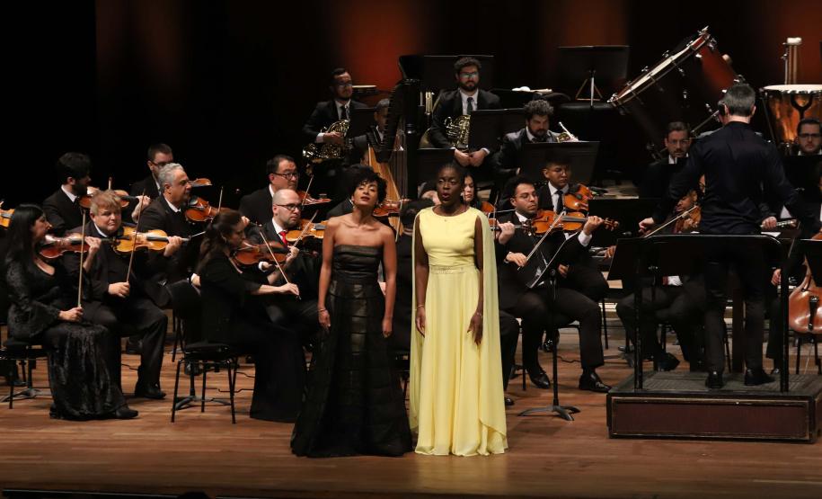 Concerto com Ópera de Paris e Orquestra Sinfônica do Paraná emocionou o público que lotou o auditório Bento Munhoz da Rocha Neto na noite desta quarta-feira (08).