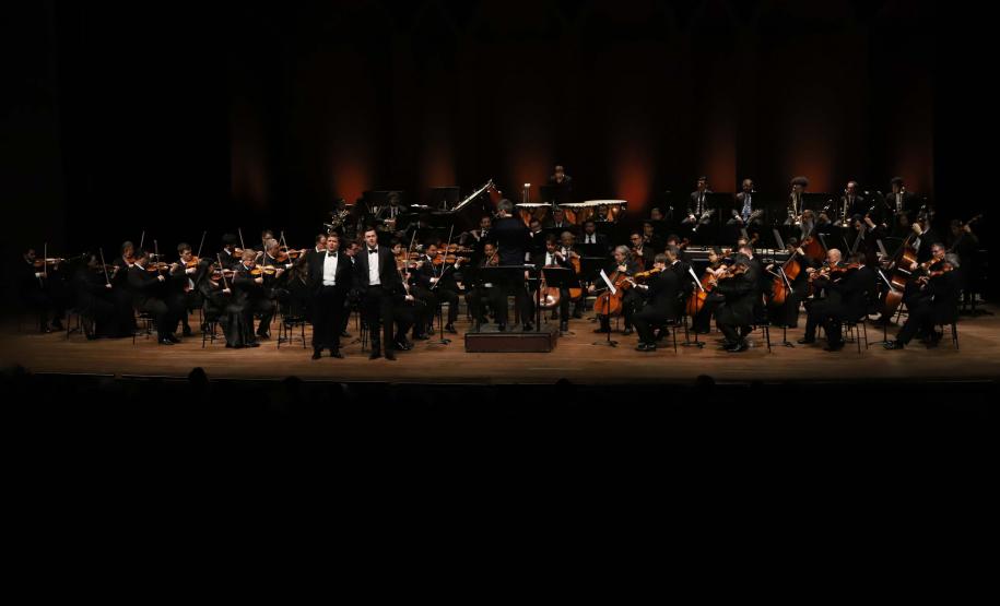 Concerto com Ópera de Paris e Orquestra Sinfônica do Paraná emocionou o público que lotou o auditório Bento Munhoz da Rocha Neto na noite desta quarta-feira (08).