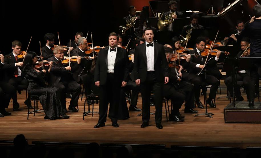 Concerto com Ópera de Paris e Orquestra Sinfônica do Paraná emocionou o público que lotou o auditório Bento Munhoz da Rocha Neto na noite desta quarta-feira (08).