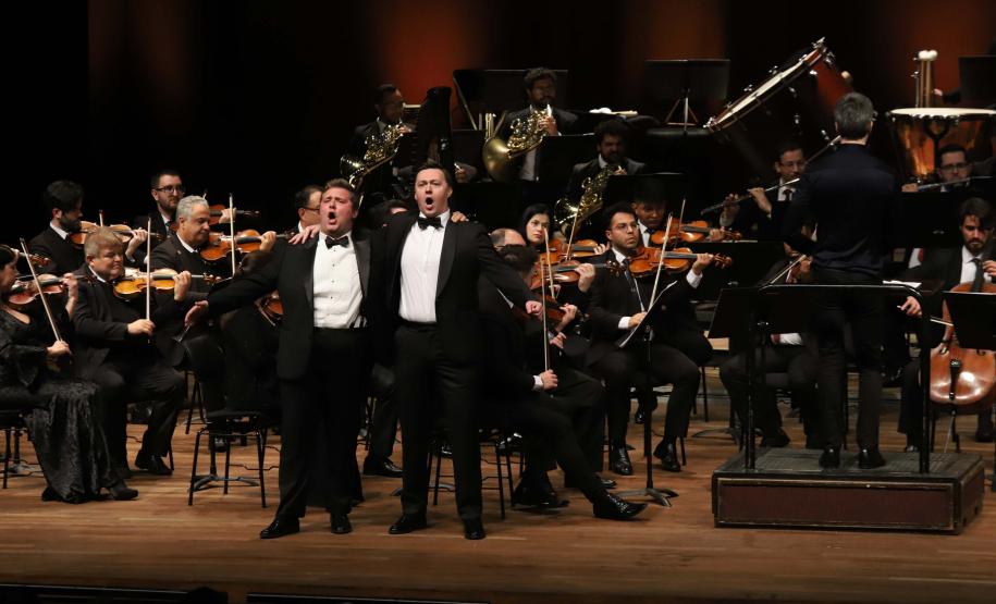 Concerto com Ópera de Paris e Orquestra Sinfônica do Paraná emocionou o público que lotou o auditório Bento Munhoz da Rocha Neto na noite desta quarta-feira (08).