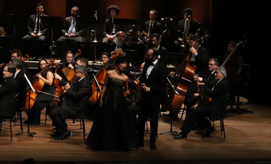 Concerto com Ópera de Paris e Orquestra Sinfônica do Paraná emocionou o público que lotou o auditório Bento Munhoz da Rocha Neto na noite desta quarta-feira (08).