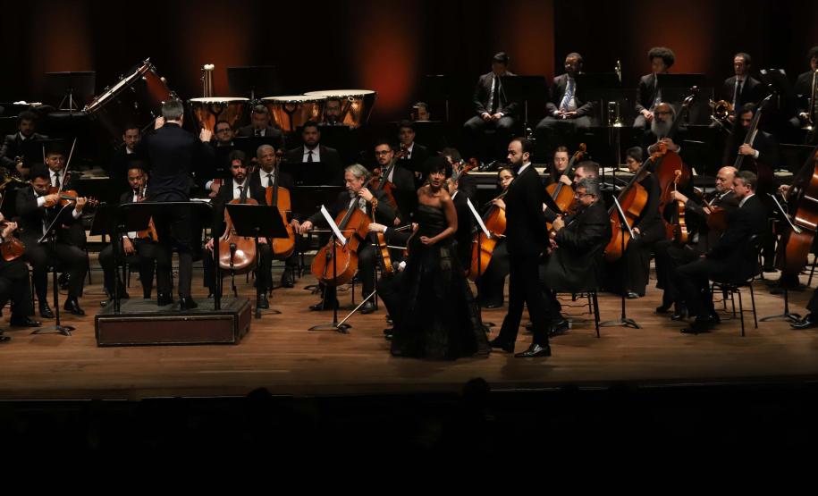 Concerto com Ópera de Paris e Orquestra Sinfônica do Paraná emocionou o público que lotou o auditório Bento Munhoz da Rocha Neto na noite desta quarta-feira (08).