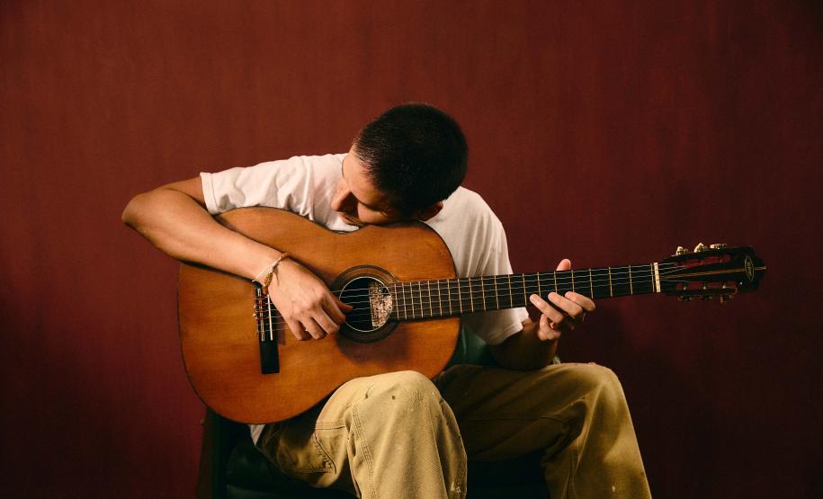 “Beleza. Mas agora a gente faz o que com isso?”: Rubel apresenta dois shows da turnê no Guairinha