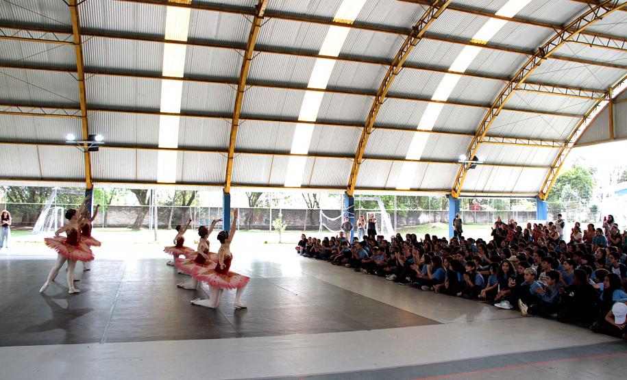 Escola de Dança Teatro Guaíra encerra o ano do projeto Pátios levando arte a mais de 5 mil pessoas