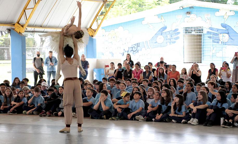 Escola de Dança Teatro Guaíra encerra o ano do projeto Pátios levando arte a mais de 5 mil pessoas