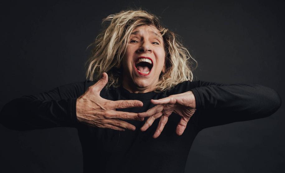 Denise Stoklos traz o premiado espetáculo “Mary Stuart” para apresentações em comemoração aos seus 57 anos de carreira