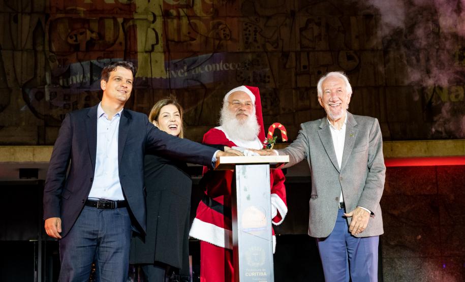 Prefeito Eduardo Pimentel com a primeira-dama Paula Mocellin, e o vice-governador Darci Piana, abre o Natal 2025.