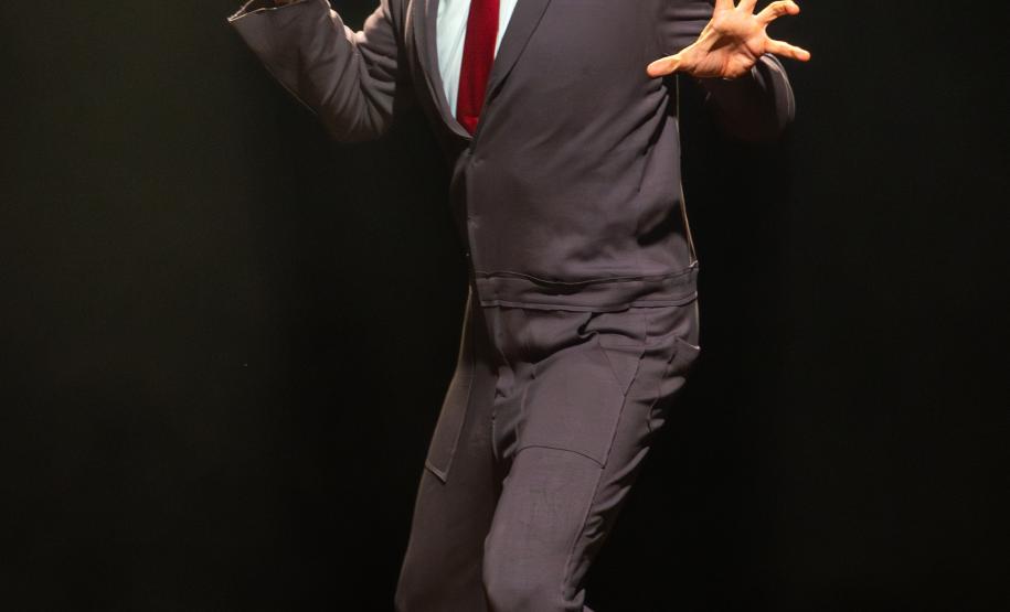 "O Figurante", primeiro monólogo de Mateus Solano, chega ao Guairinha