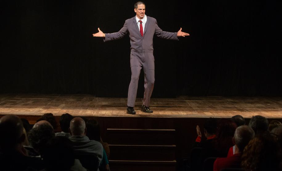 "O Figurante", primeiro monólogo de Mateus Solano, chega ao Guairinha