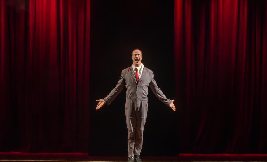 "O Figurante", primeiro monólogo de Mateus Solano, chega ao Guairinha