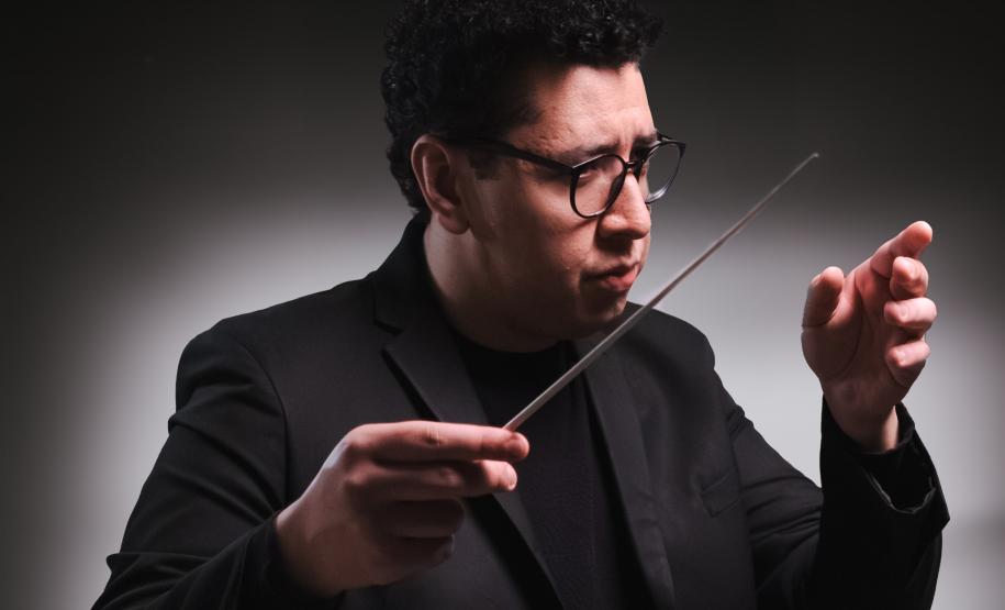 A Orquestra Sinfônica do Paraná realiza no próximo sábado (08), às 16h, no vão livre do Museu Oscar Niemeyer, o quinto concerto da série “OSP no Museu Oscar Niemeyer – Mostly Mozart”, com regência do maestro convidado Matheus Carneiro.