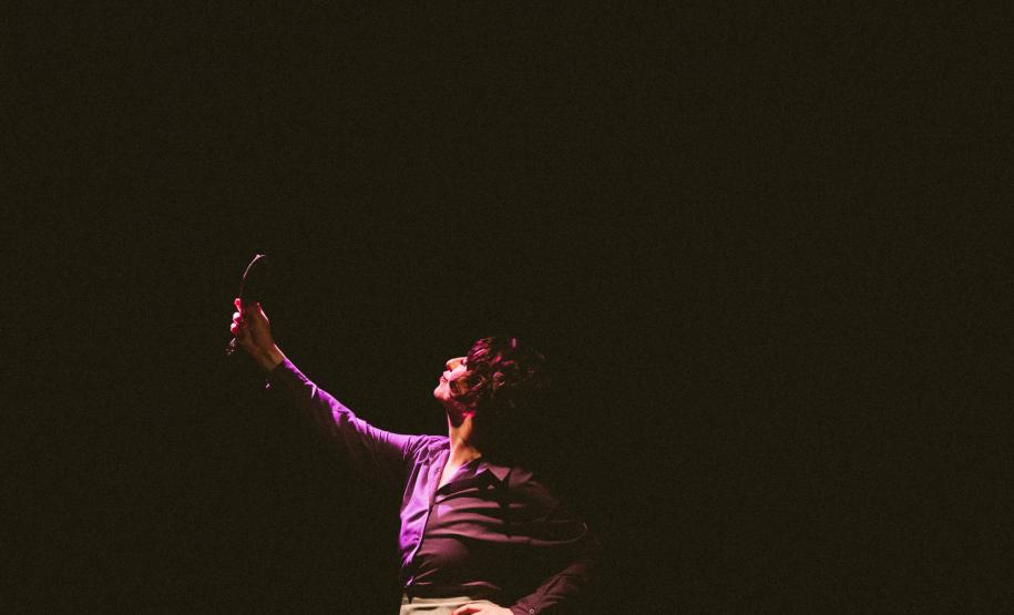 Espetáculo “Do Dia Que Olhei no Espelho e Não Me Encontrei” em nova temporada no Miniauditório