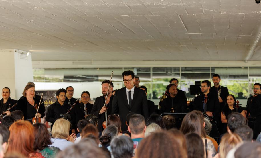 Penúltimo concerto da Orquestra Sinfônica do Paraná no vão do MON  reuniu mais de mil pessoas.