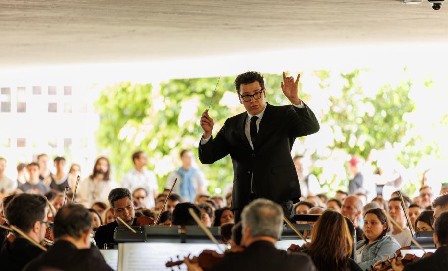 Penúltimo concerto da Orquestra Sinfônica do Paraná no vão do MON  reuniu mais de mil pessoas.