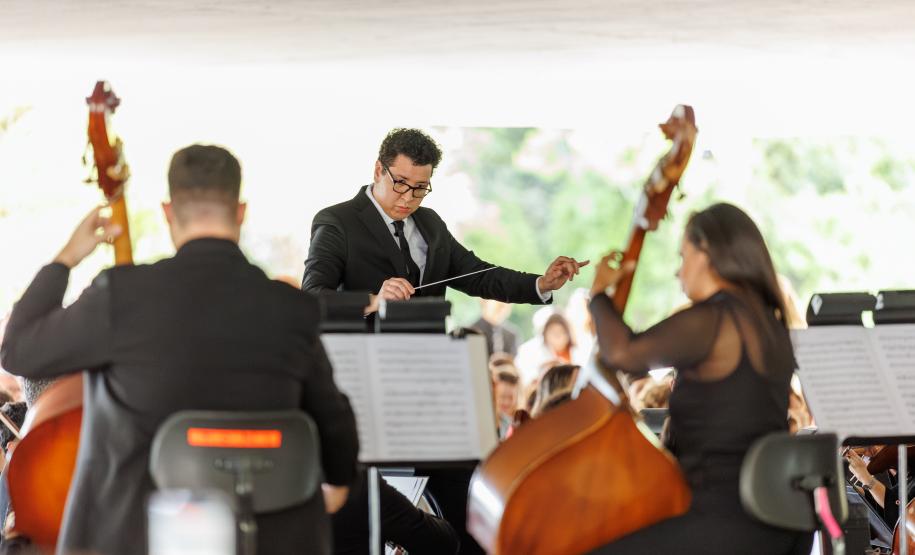 Penúltimo concerto da Orquestra Sinfônica do Paraná no vão do MON  reuniu mais de mil pessoas.