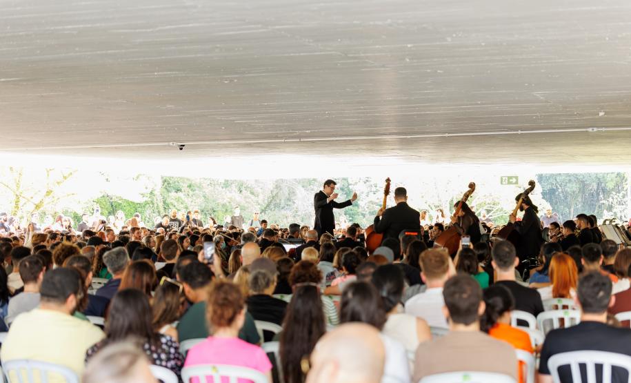 Penúltimo concerto da Orquestra Sinfônica do Paraná no vão do MON  reuniu mais de mil pessoas.