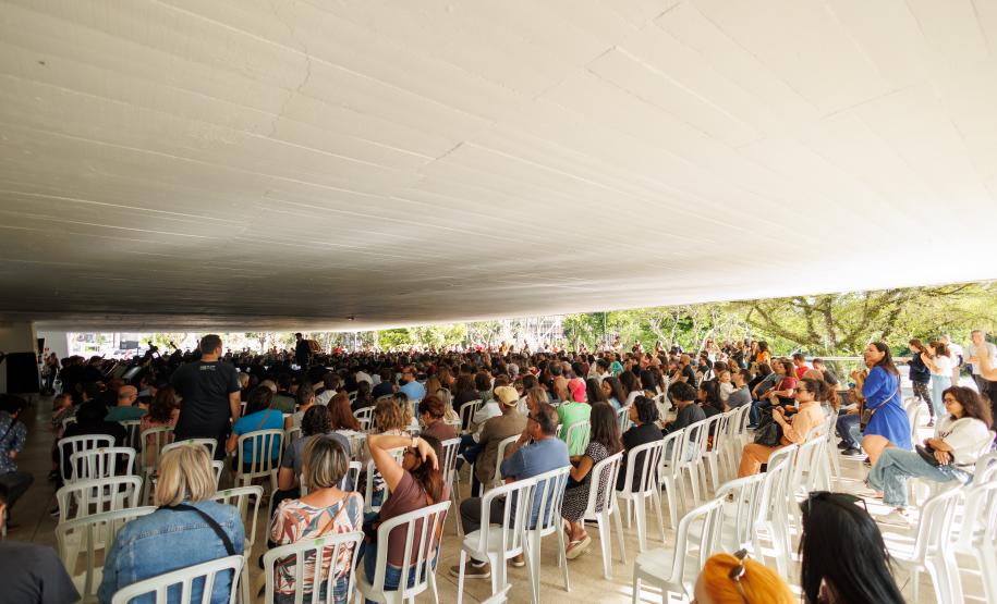Penúltimo concerto da Orquestra Sinfônica do Paraná no vão do MON  reuniu mais de mil pessoas.