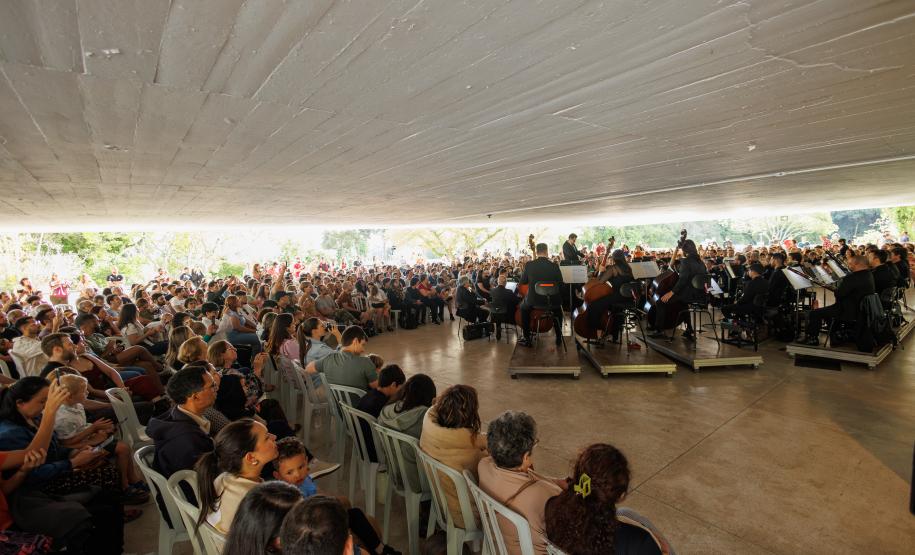 Penúltimo concerto da Orquestra Sinfônica do Paraná no vão do MON  reuniu mais de mil pessoas.
