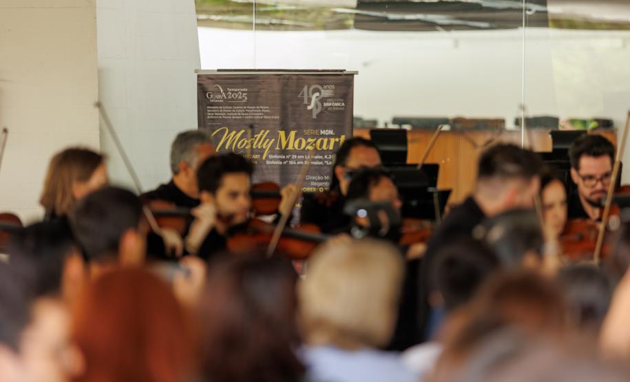 Penúltimo concerto da Orquestra Sinfônica do Paraná no vão do MON  reuniu mais de mil pessoas.