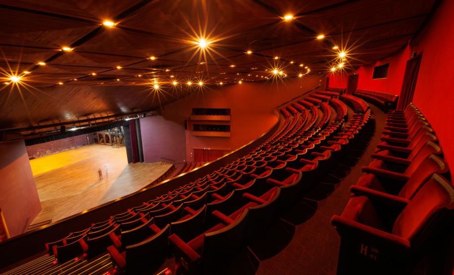 Teatro Guaíra é vencedor do Prêmio Cenym na categoria "Melhor Teatro" em 2025.