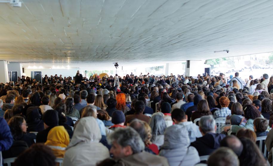 A Orquestra Sinfônica do Paraná realiza no próximo sábado (08), às 16h, no vão livre do Museu Oscar Niemeyer, o quinto concerto da série “OSP no Museu Oscar Niemeyer – Mostly Mozart”, com regência do maestro convidado Matheus Carneiro.