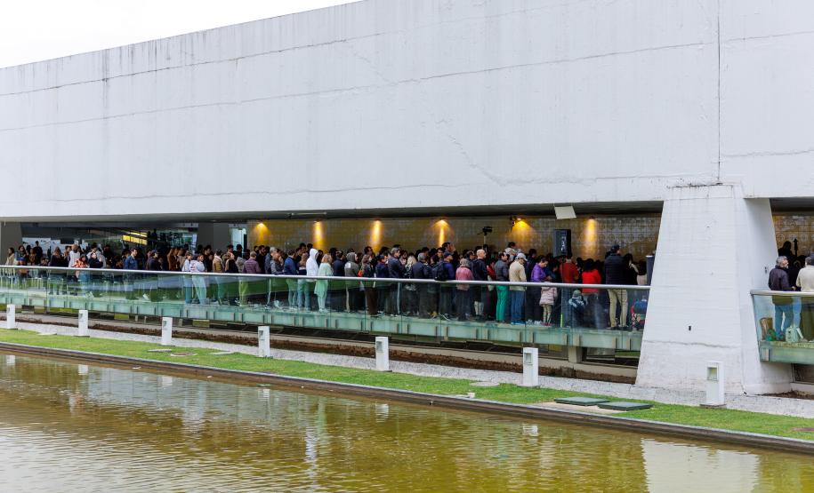 A Orquestra Sinfônica do Paraná realiza no próximo sábado (08), às 16h, no vão livre do Museu Oscar Niemeyer, o quinto concerto da série “OSP no Museu Oscar Niemeyer – Mostly Mozart”, com regência do maestro convidado Matheus Carneiro.