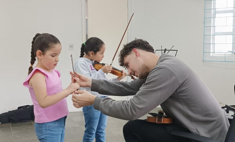 Tributo ao Elvis com a Orquestra Cordas do Iguaçu chega aos palcos do Guairão