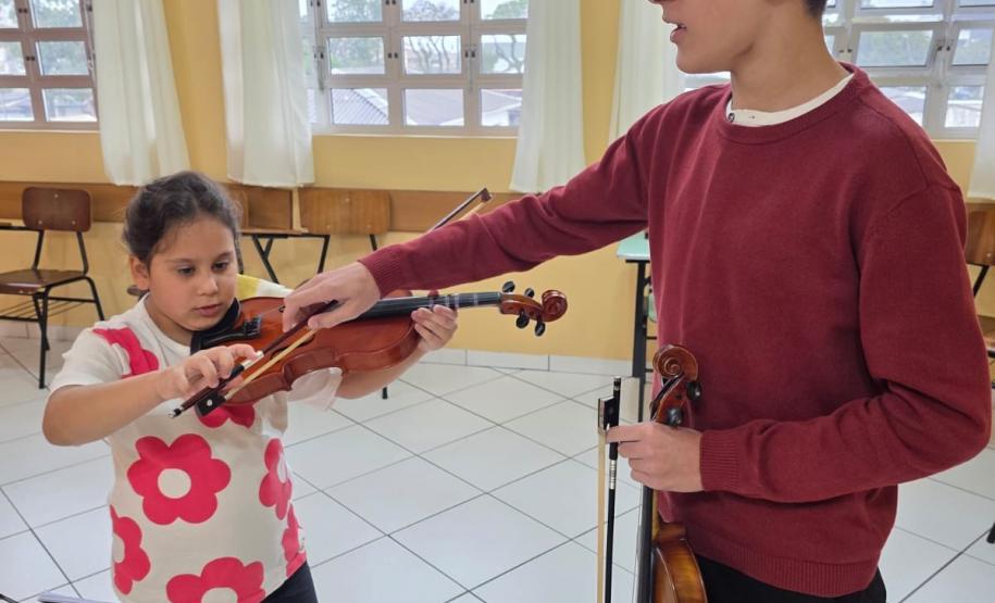 Tributo ao Elvis com a Orquestra Cordas do Iguaçu chega aos palcos do Guairão