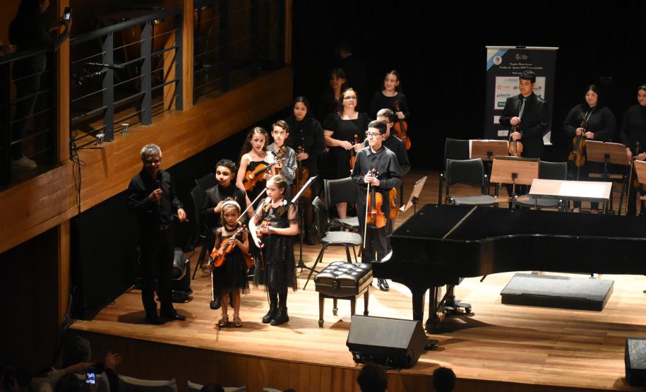 Tributo ao Elvis com a Orquestra Cordas do Iguaçu chega aos palcos do Guairão