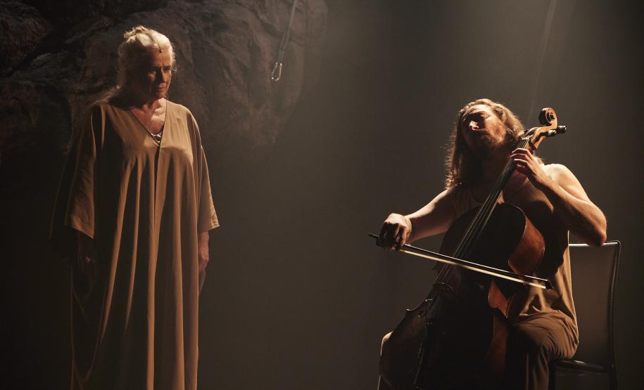 Ficções: Monólogo estrelado por Vera Holtz retorna a Curitiba