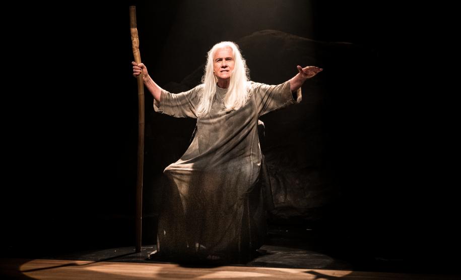 Ficções: Monólogo estrelado por Vera Holtz retorna a Curitiba