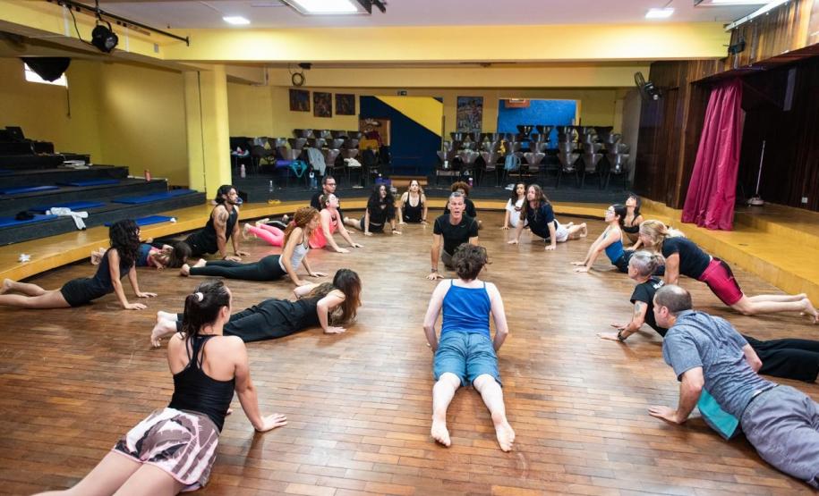 Curso gratuito do Teatro Guaíra forma 95 artistas em 2025